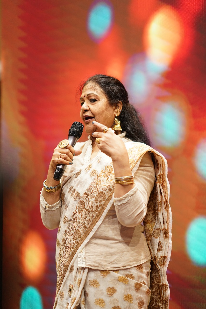 Muktaa singing on stage
